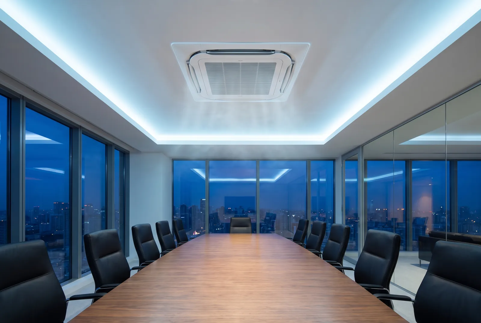 Sala de reunião climatizada com ar-condicionado cassete no forro