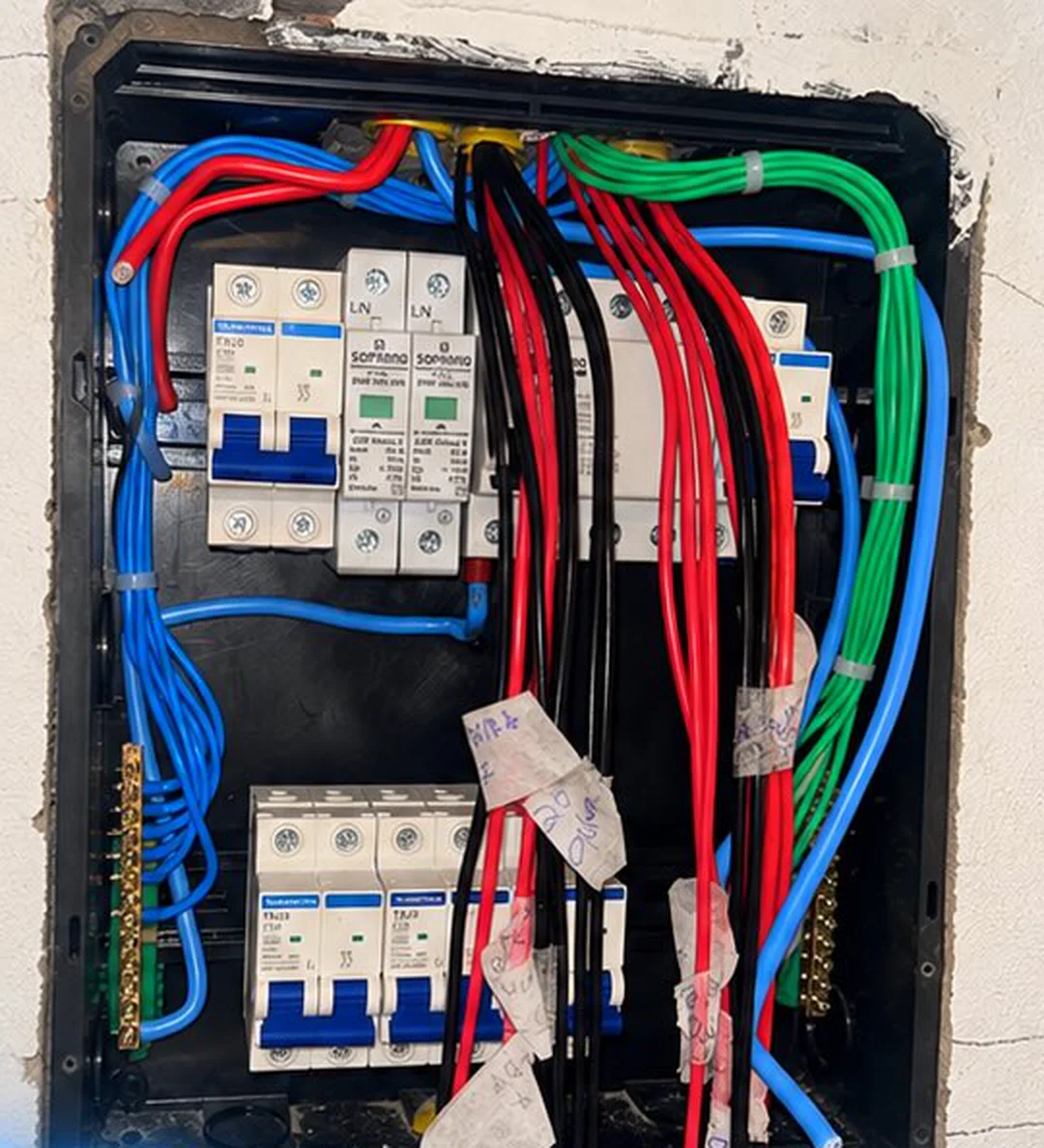 O mesmo quadro no meio do serviço, com fios marcados